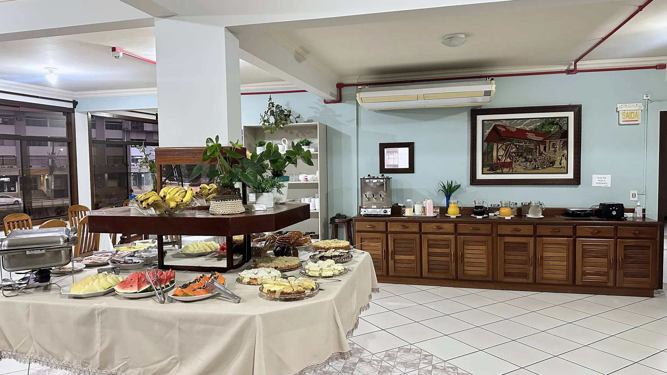 Buffet de café da manhã do Hotel Beira Rio com frutas e acompanhamentos