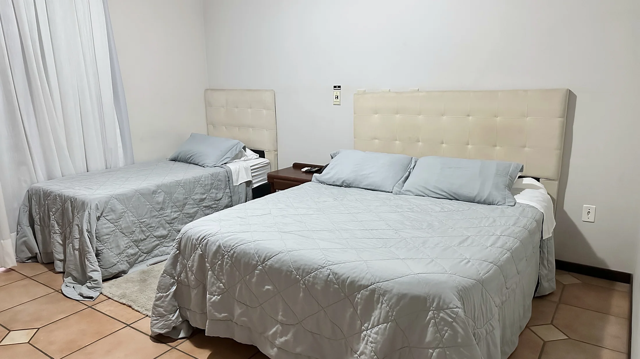 Quarto do Hotel Beira Rio com uma cama de casal e uma cama de solteiro