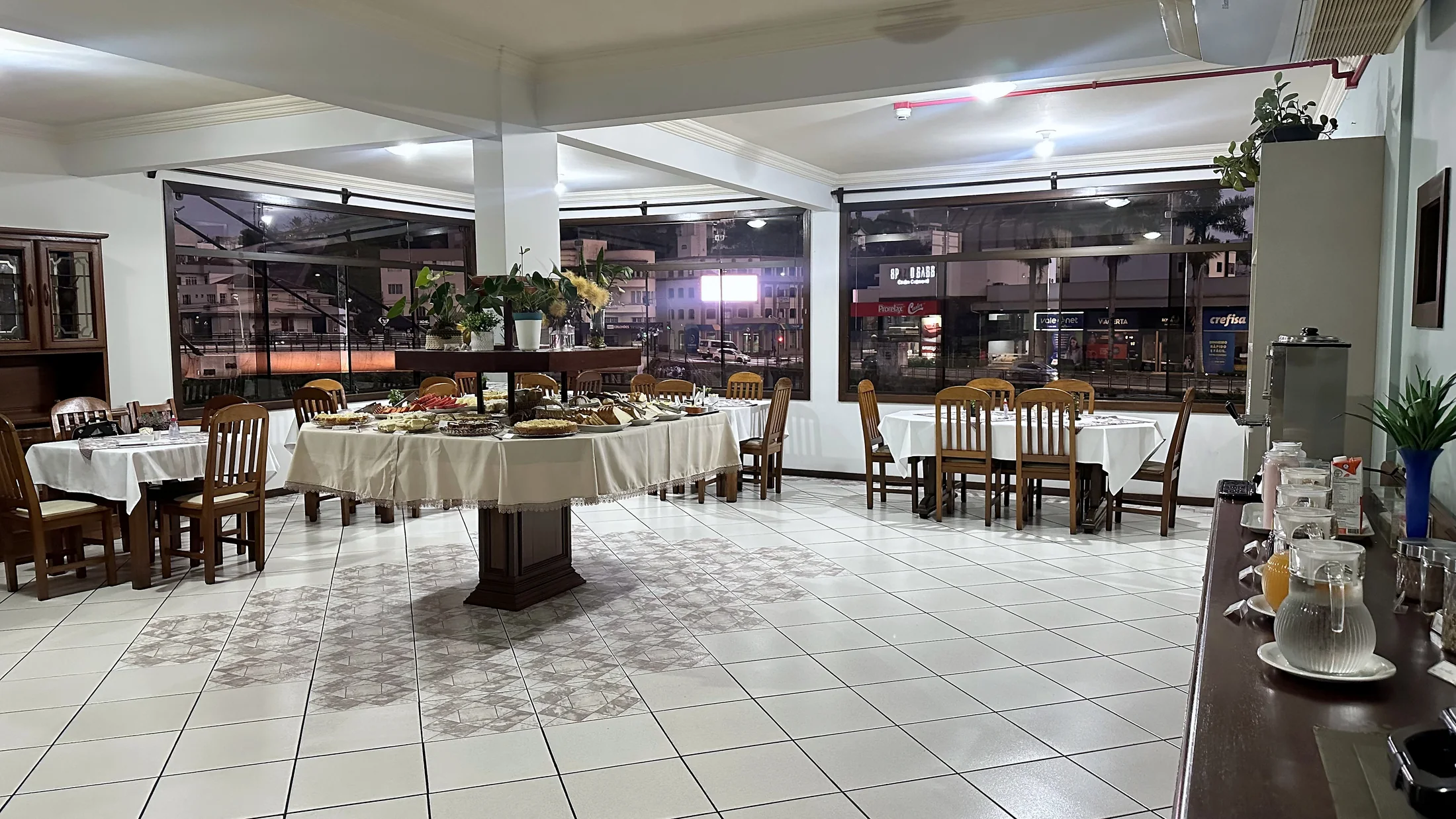 Vista ampla da sala de café da manhã do Hotel Beira Rio
